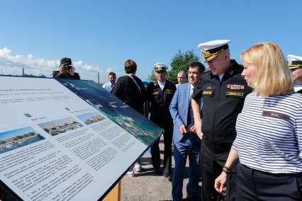 Санкт-Петербург, Кронштадт.  Главнокомандующий Военно-морским флотом РФ Николай Евменов во врепя праздничного открытия Музейно-исторического  парка  ` Остров фортов`.