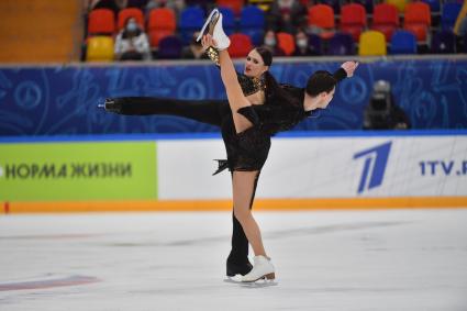 Москва. Спортсмены Аннабель Морозов и Андрей Багин во время выступления в произвольной программе танцевальных пар на финале `Кубка России - Ростелеком` по фигурному катанию во дворце спорта `Мегаспорт`.