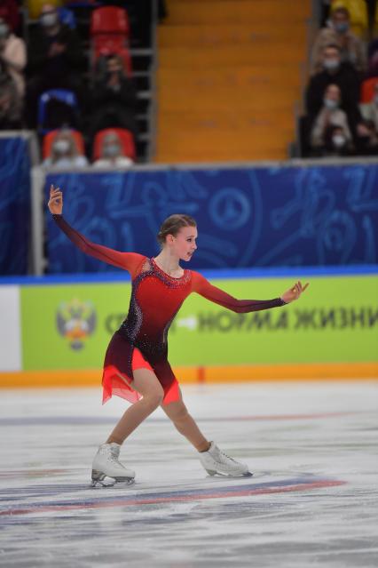 Москва. Спортсменка Майя Хромых во время выступления в произвольной программе женского одиночного катания на финале `Кубка России - Ростелеком` по фигурному катанию во дворце спорта `Мегаспорт`.