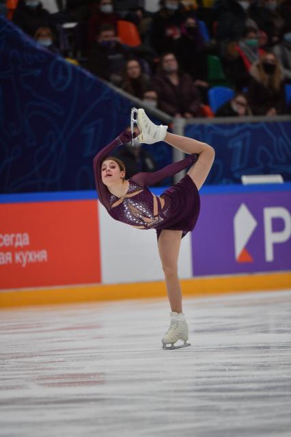 Москва. Спортсменка Алена Косторная во время выступления в произвольной программе женского одиночного катания на финале `Кубка России - Ростелеком` по фигурному катанию во дворце спорта `Мегаспорт`.