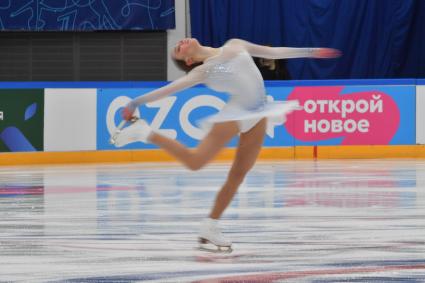 Москва. Спортсменка Елизавета Нугуманова во время выступления в произвольной программе женского одиночного катания на финале `Кубка России - Ростелеком` по фигурному катанию во дворце спорта `Мегаспорт`.