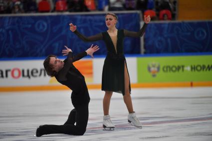 Москва. Спортсмены Екатерина Миронова и Евгений Устенко во время выступления в произвольной программе танцевальных пар на финале `Кубка России - Ростелеком` по фигурному катанию во дворце спорта `Мегаспорт`.
