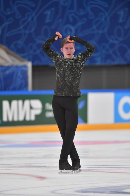 Москва. Спортсмен Андрей Мозалев во время выступления в произвольной программе мужского одиночного катания на финале `Кубка России - Ростелеком` по фигурному катанию во дворце спорта `Мегаспорт`.