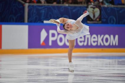 Москва. Спортсменка Елизавета Нугуманова во время выступления в произвольной программе женского одиночного катания на финале `Кубка России - Ростелеком` по фигурному катанию во дворце спорта `Мегаспорт`.