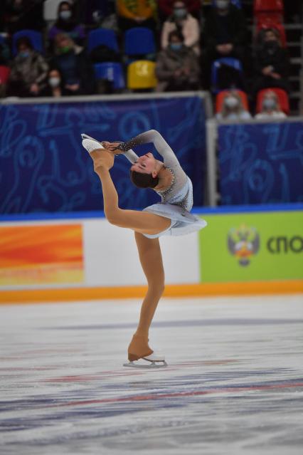 Москва. Спортсменка Анна Фролова во время выступления в произвольной программе женского одиночного катания на финале `Кубка России - Ростелеком` по фигурному катанию во дворце спорта `Мегаспорт`.