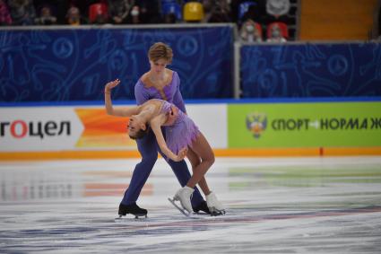 Москва. Спортсмены Роман Плешков и Алина Пепелева  во время выступления в произвольной программе парного катания на финале `Кубка России - Ростелеком` по фигурному катанию во дворце спорта `Мегаспорт`.