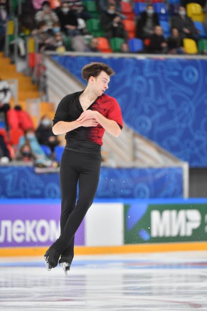 Москва. Спортсмен Дмитрий Алиев во время выступления в произвольной программе мужского одиночного катания на финале `Кубка России - Ростелеком` по фигурному катанию во дворце спорта `Мегаспорт`.