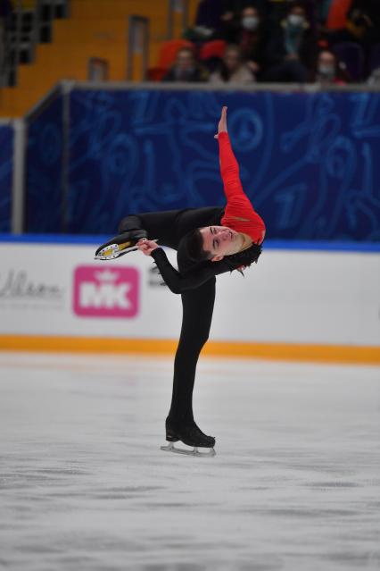 Москва. Спортсмен Роман Савосин во время выступления в произвольной программе мужского одиночного катания на финале `Кубка России - Ростелеком` по фигурному катанию во дворце спорта `Мегаспорт`.