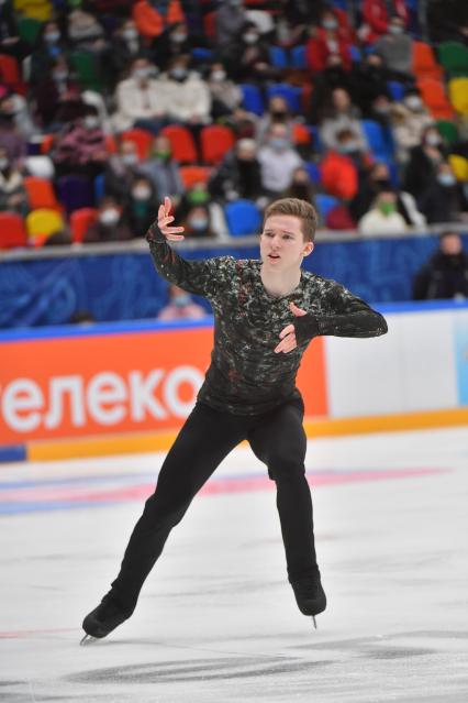 Москва. Спортсмен Андрей Мозалев во время выступления в произвольной программе мужского одиночного катания на финале `Кубка России - Ростелеком` по фигурному катанию во дворце спорта `Мегаспорт`.