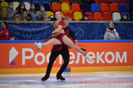 Москва. Спортсмены Софья Карташова и Илья Карпов  во время выступления в произвольной программе танцевальных пар на финале `Кубка России - Ростелеком` по фигурному катанию во дворце спорта `Мегаспорт`.