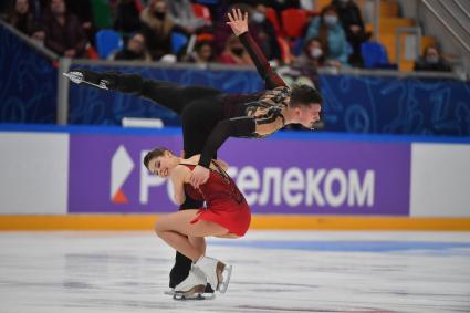 Москва. Спортсмены Анастасия Мишина и Александр Галлямов во время выступления в произвольной программе парного катания на финале `Кубка России - Ростелеком` по фигурному катанию во дворце спорта `Мегаспорт`.