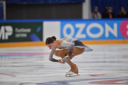 Москва. Спортсменка Анна Фролова во время выступления в произвольной программе женского одиночного катания на финале `Кубка России - Ростелеком` по фигурному катанию во дворце спорта `Мегаспорт`.