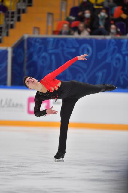 Москва. Спортсмен Роман Савосин во время выступления в произвольной программе мужского одиночного катания на финале `Кубка России - Ростелеком` по фигурному катанию во дворце спорта `Мегаспорт`.