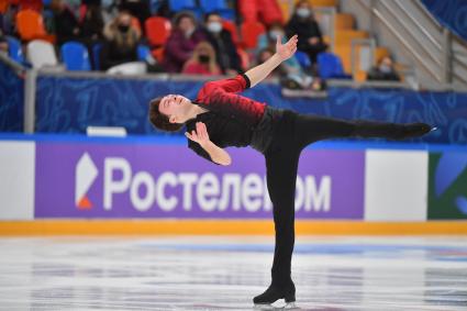 Москва. Спортсмен Дмитрий Алиев во время выступления в произвольной программе мужского одиночного катания на финале `Кубка России - Ростелеком` по фигурному катанию во дворце спорта `Мегаспорт`.