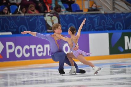 Москва. Спортсмены Роман Плешков и Алина Пепелева  во время выступления в произвольной программе парного катания на финале `Кубка России - Ростелеком` по фигурному катанию во дворце спорта `Мегаспорт`.