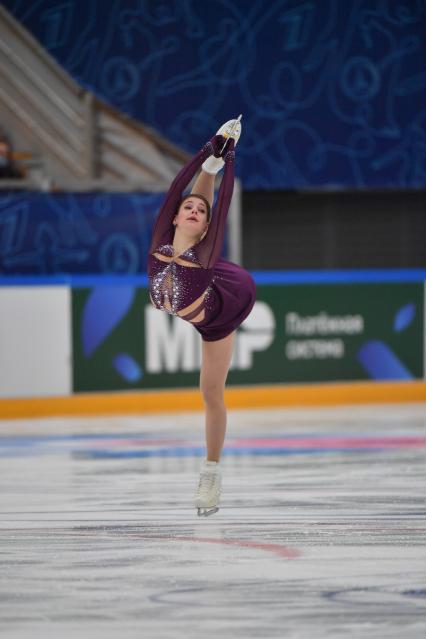 Москва. Спортсменка Алена Косторная во время выступления в произвольной программе женского одиночного катания на финале `Кубка России - Ростелеком` по фигурному катанию во дворце спорта `Мегаспорт`.