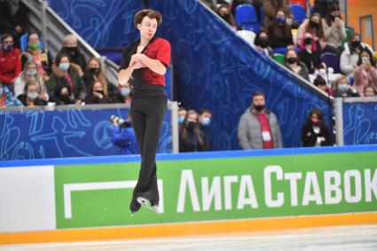 Москва. Спортсмен Дмитрий Алиев во время выступления в произвольной программе мужского одиночного катания на финале `Кубка России - Ростелеком` по фигурному катанию во дворце спорта `Мегаспорт`.