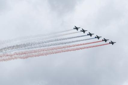 Санкт-Петербург. Штурмовики Су-25 во время генеральной репетиции Главного военно-морского парада в акватории Невы.