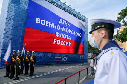 Санкт-Петербург. Военнослужащие  во время репетиции Главного военно-морского парада в акватории Невы.