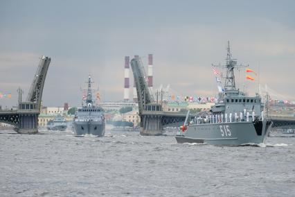 Санкт-Петербург. Базовый тральщик БТ-115 во время генеральной репетиции Главного военно-морского парада в акватории Невы.