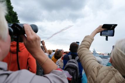 Санкт-Петербург. Горожане на набережной во время репетиции Главного военно-морского парада в акватории Невы.