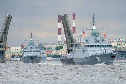 Санкт-Петербург.  Малый ракетный корабль `Советск` и малый ракетный корабль `Мытищи` (слева направо) во время репетиции Главного военно-морского парада в акватории Невы.