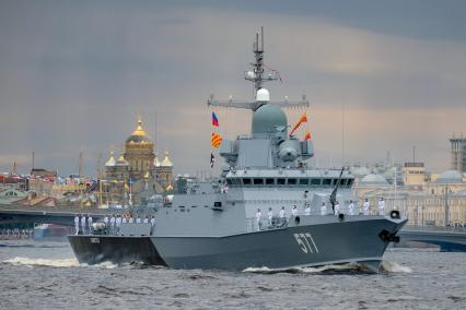 Санкт-Петербург. Малый ракетный корабль `Советск` во время репетиции Главного военно-морского парада в акватории Невы.