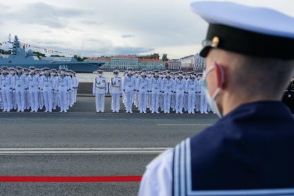 Санкт-Петербург. Военнослужащие  во время репетиции Главного военно-морского парада в акватории Невы.