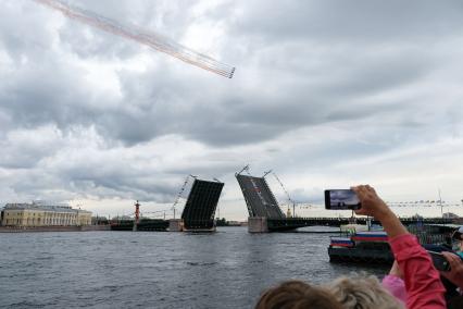 Санкт-Петербург. Штурмовики Су-25 во время генеральной репетиции Главного военно-морского парада в акватории Невы.