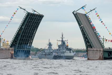 Санкт-Петербург.  Малый ракетный корабль `Советск` во время репетиции Главного военно-морского парада в акватории Невы.