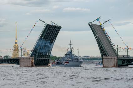 Санкт-Петербург.  Корабль противоминной обороны `Владимир Емельянов`  во время репетиции Главного военно-морского парада в акватории Невы.