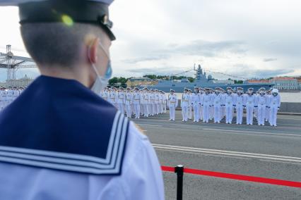 Санкт-Петербург. Военнослужащие  во время репетиции Главного военно-морского парада в акватории Невы.