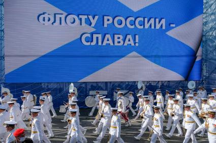 Санкт-Петербург.   Военнослужащие  во время репетиции Главного военно-морского парада в акватории Невы.