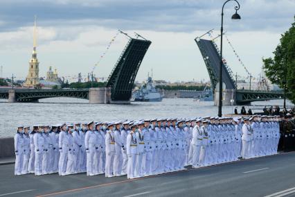 Санкт-Петербург. Военнослужащие  во время репетиции Главного военно-морского парада в акватории Невы.