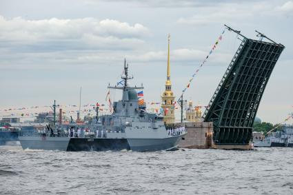 Санкт-Петербург.  Малый ракетный корабль `Советск` во время репетиции Главного военно-морского парада в акватории Невы.