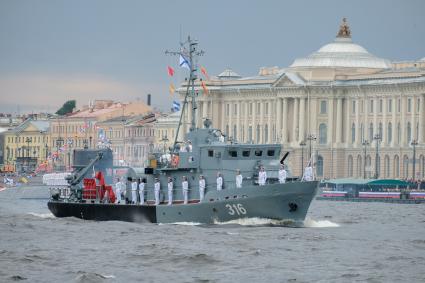 Санкт-Петербург. Рейдовый тральщик РТ-57 во время репетиции Главного военно-морского парада в акватории Невы.