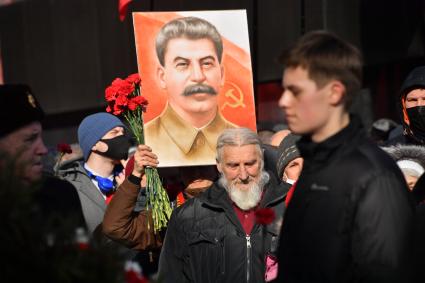 Москва. Во время церемонии возложения венков и цветов к месту захоронения Иосифа Виссарионовича Сталина у Кремлевской стены.