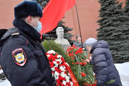 Москва.  На церемонии возложения венков и цветов к месту захоронения Иосифа Виссарионовича Сталина у Кремлевской стены.