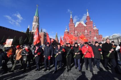 Москва.  Лидер КПРФ Геннадий Зюганов ( вцентре) во время церемонии возложения венков и цветов к месту захоронения Иосифа Виссарионовича Сталина у Кремлевской стены.