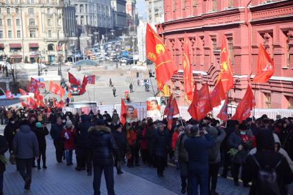 Москва. Участники церемонии возложения венков и цветов к месту захоронения Иосифа Виссарионовича Сталина у Кремлевской стены.