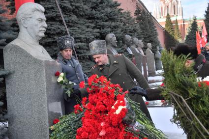 Москва.  На церемонии возложения венков и цветов к месту захоронения Иосифа Виссарионовича Сталина у Кремлевской стены.