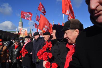 Москва.  Лидер КПРФ Геннадий Зюганов ( вцентре) во время церемонии возложения венков и цветов к месту захоронения Иосифа Виссарионовича Сталина у Кремлевской стены.