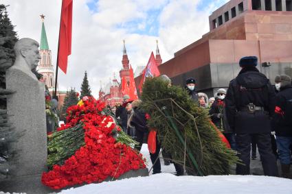 Москва.  На церемонии возложения венков и цветов к месту захоронения Иосифа Виссарионовича Сталина у Кремлевской стены.