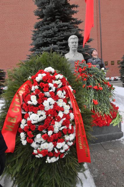 Москва. Во время  церемонии возложения венков и цветов к месту захоронения Иосифа Виссарионовича Сталина у Кремлевской стены.