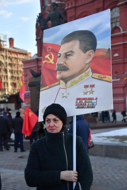 Москва. Во время  церемонии возложения венков и цветов к месту захоронения Иосифа Виссарионовича Сталина у Кремлевской стены.