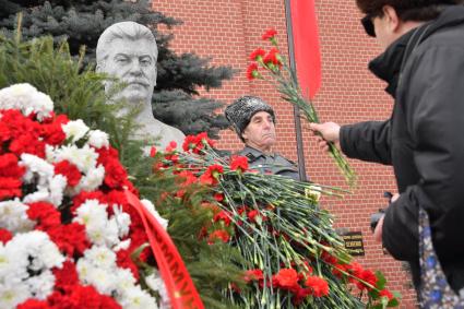 Москва.  На церемонии возложения венков и цветов к месту захоронения Иосифа Виссарионовича Сталина у Кремлевской стены.