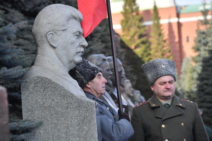 Москва.  На церемонии возложения венков и цветов к месту захоронения Иосифа Виссарионовича Сталина у Кремлевской стены.