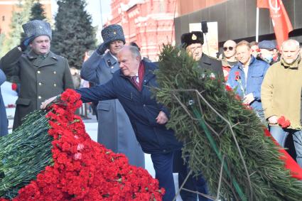 Москва.  Лидер КПРФ Геннадий Зюганов во время церемонии возложения венков и цветов к месту захоронения Иосифа Виссарионовича Сталина у Кремлевской стены.