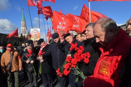 Москва.  Лидер КПРФ Геннадий Зюганов ( вцентре) во время церемонии возложения венков и цветов к месту захоронения Иосифа Виссарионовича Сталина у Кремлевской стены.