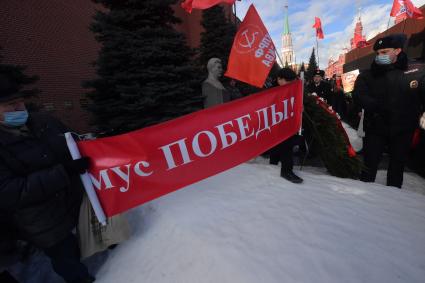 Москва. Во время  церемонии возложения венков и цветов к месту захоронения Иосифа Виссарионовича Сталина у Кремлевской стены.